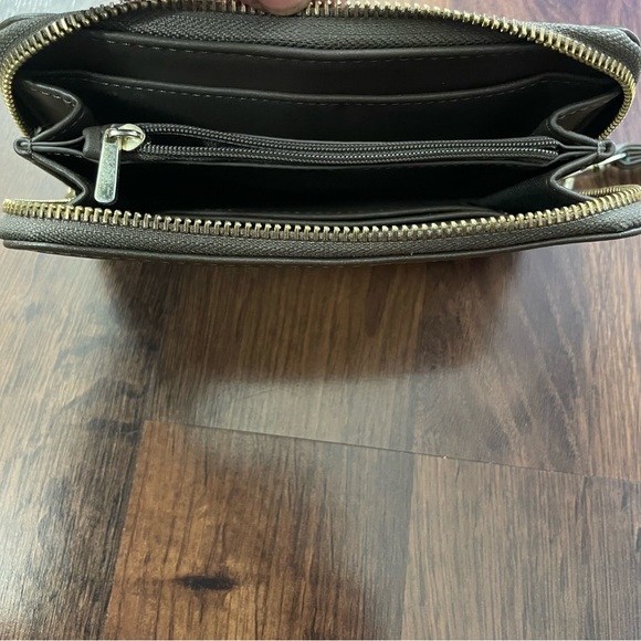 Vinyl Textured Wallet (sage green) - Picture 2 of 2